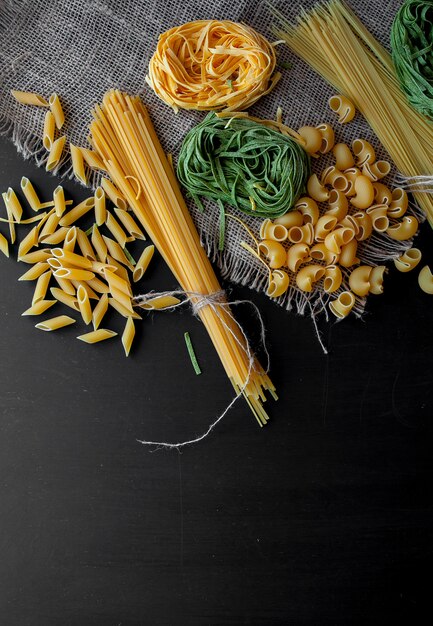 Pasta cruda mista su sfondo nero