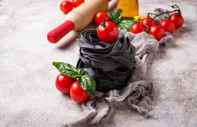 Pasta cruda nera con pomodoro e basilico