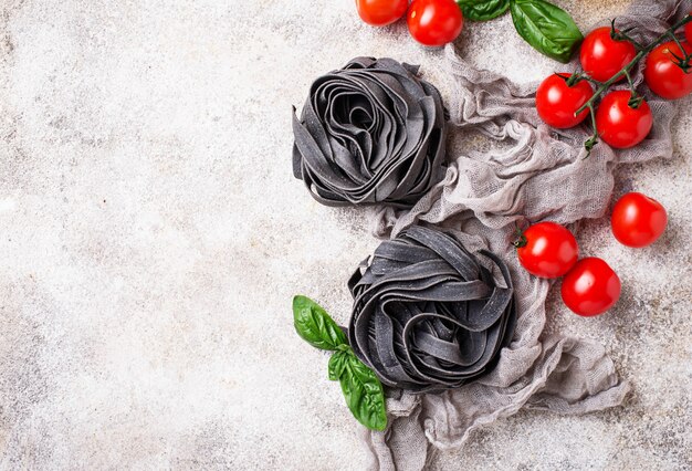 Pasta cruda nera con pomodoro e basilico