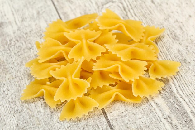 Pasta cruda secca di farfalle per la cottura