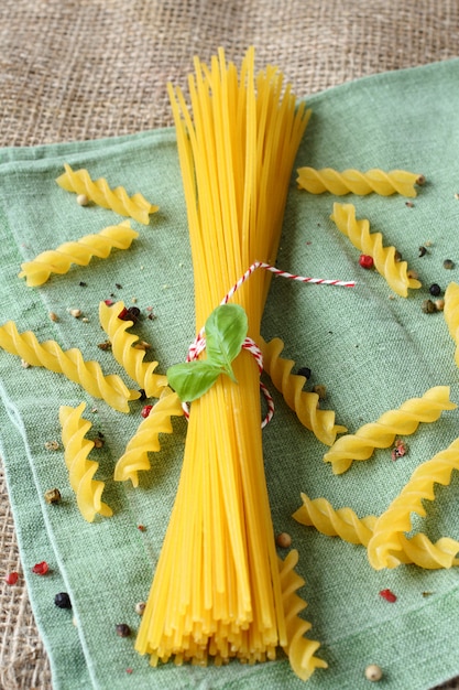 Pasta cruda senza glutine da miscela di mais e farina di riso