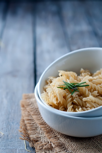 Pasta cruda su fondo in legno