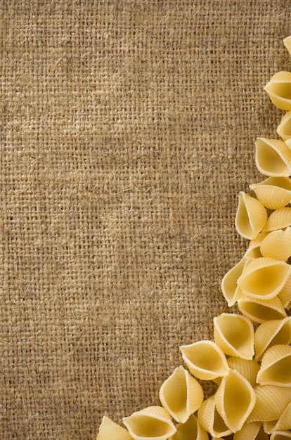 Pasta cruda su tela di iuta sacco