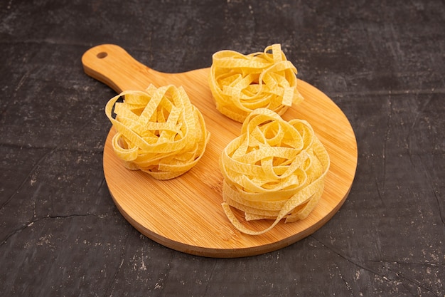 Pasta cruda su un tagliere di legno