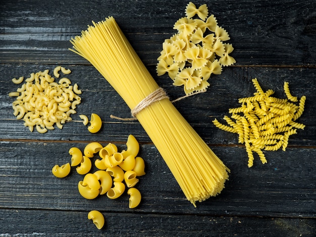 Pasta cruda su un tavolo di legno