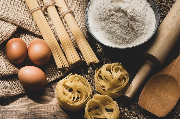 Pasta cruda su uno sfondo di legno