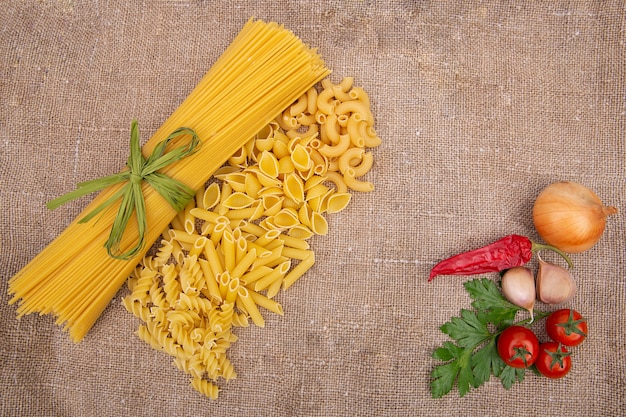 Pasta cruda su uno sfondo di tessuto