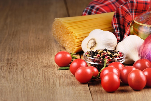 Pasta cruda,verdure,olio d'oliva e spezie