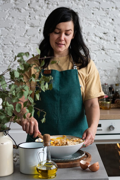 Pasta da cucina femminile nella cucina luminosa Concetto di vita lenta Verticale