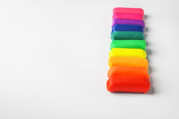Pasta da gioco arcobaleno su sfondo bianco