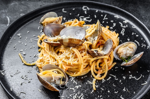 Pasta degli spaghetti ai frutti di mare con vongole di vongole in un piatto