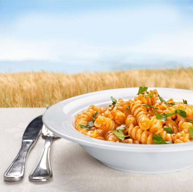 Pasta degli spaghetti con le polpette, vista del primo piano sul piatto bianco