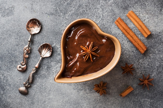 Pasta di cioccolato con cannella e anice