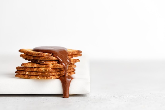 Pasta di cioccolato da versare su Cracker o biscotti. Cibo porno