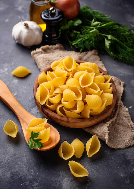 Pasta di conchiglioni italiana cruda cruda