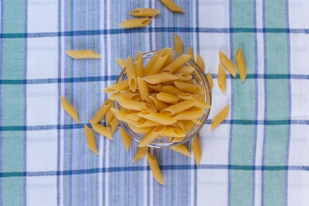 Pasta di diverse forme da varietà di grano duro su un primo piano asciugamano da cucina Corretta alimentazione Cibo e cucina