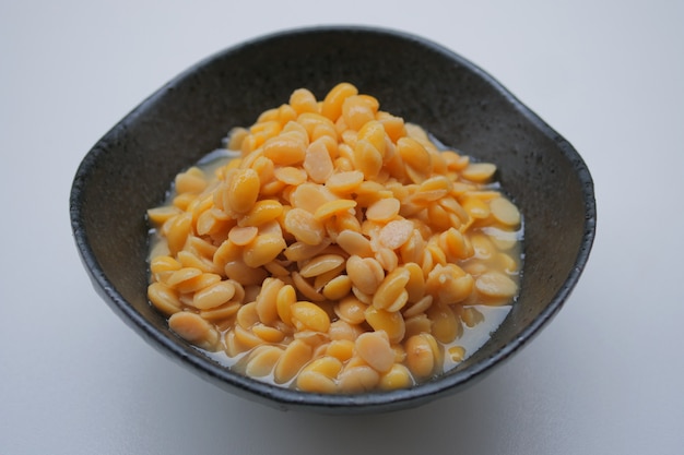 Pasta di fagioli di soia salata su una ciotola