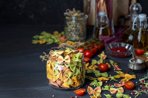 Pasta di farfalle fatta in casa colorata mista con purè di verdure