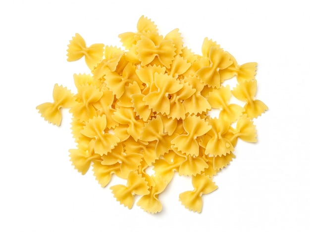 Pasta di Farfalle isolata su bianco