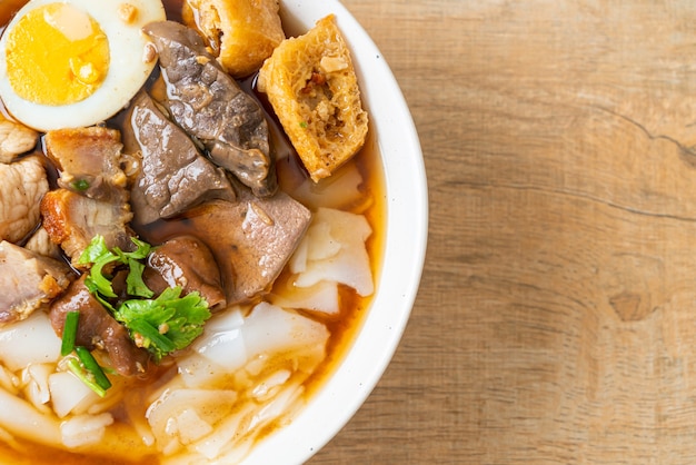 pasta di farina di riso o quadrato di pasta cinese bollita con carne di maiale in zuppa marrone - Stile alimentare asiatico