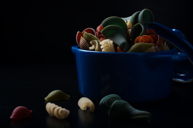 Pasta di farro colorata in vaso di ceramica blu