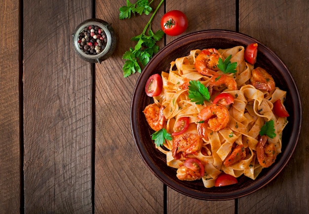 Pasta di fettuccine con pomodori di gamberetti e erbe