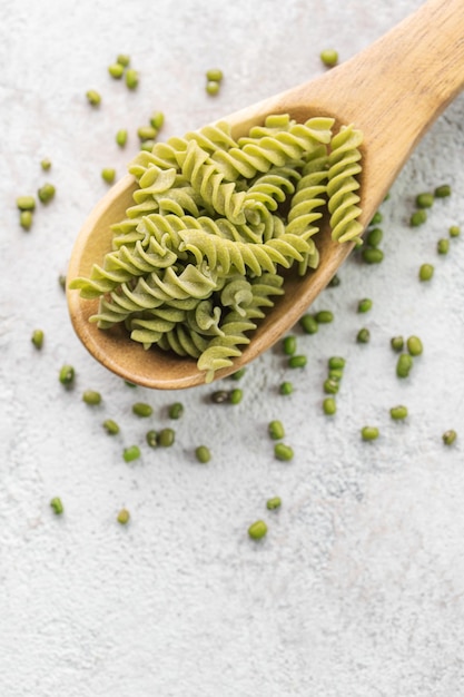 Pasta di fusilli di fagioli mung su uno sfondo di cemento grigio