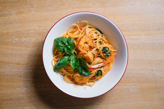 Pasta di gamberi condita con basilico Piatto di mare