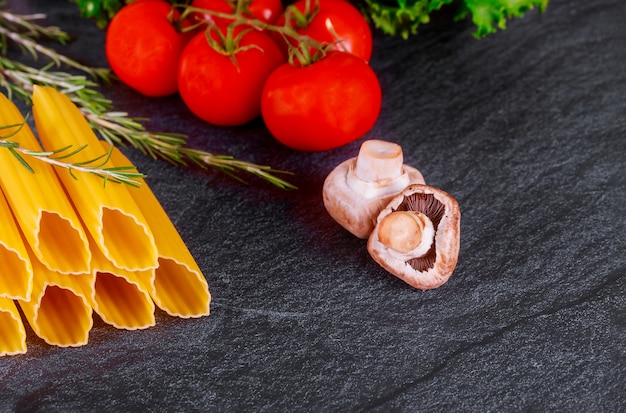 Pasta di grano duro cruda con pomodoro fresco e funghi