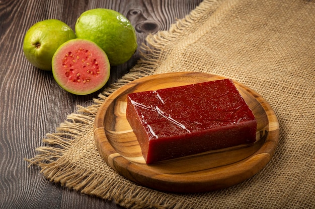 Pasta di guava, dolce tipico a base di guava noto anche come Goiabada.