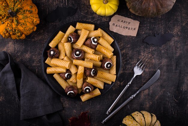 Pasta di Halloween con polpette a forma di occhio