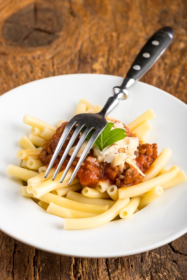 Foto pasta di maccheroni con salsa bolognese