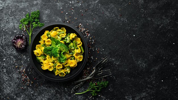 Pasta di mais con verdure Pasta di broccoli spinaci Vista dall'alto Spazio libero per il testo