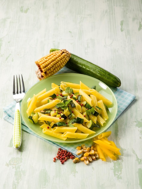 Pasta di mais con zucchine e pepe rosa