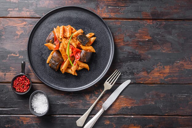 Pasta di melanzane penne di melanzane con spazio per il testo