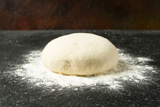 Pasta di pane su fondo nero