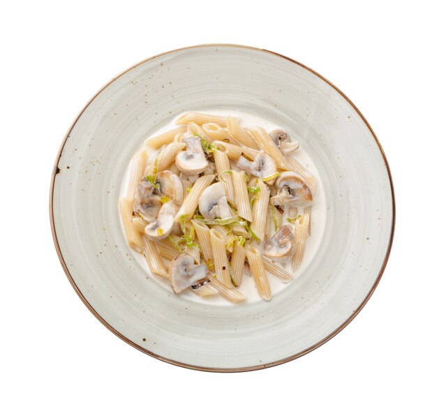 Pasta di penne con funghi isolati su bianco