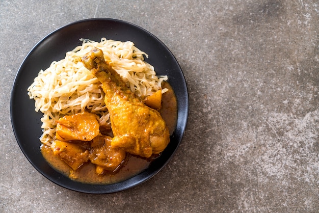 Pasta di pollo al curry con noodle