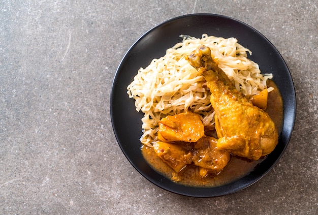 Pasta di pollo al curry con noodle