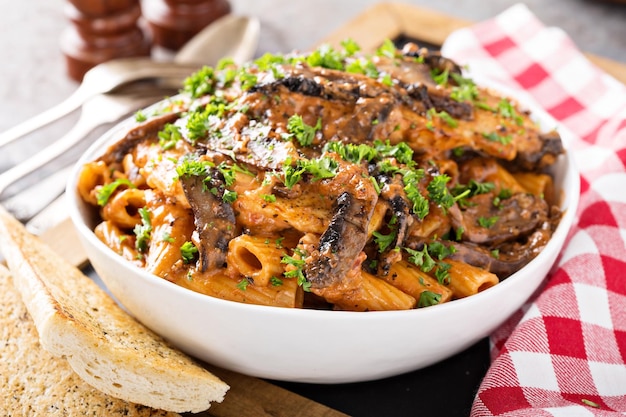 Pasta di pollo alla vodka con salsa di marinara