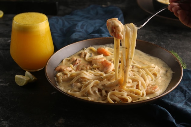 Pasta di pollo e gamberi