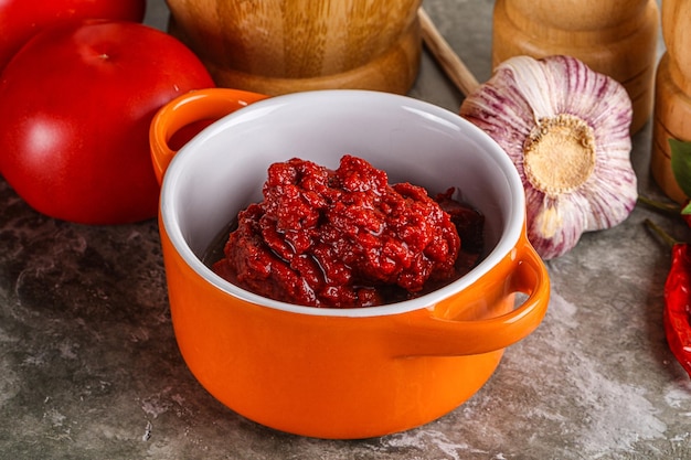 Pasta di pomodoro rosso biologico naturale