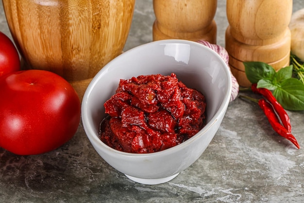 Pasta di pomodoro rosso organico naturale nella ciotola