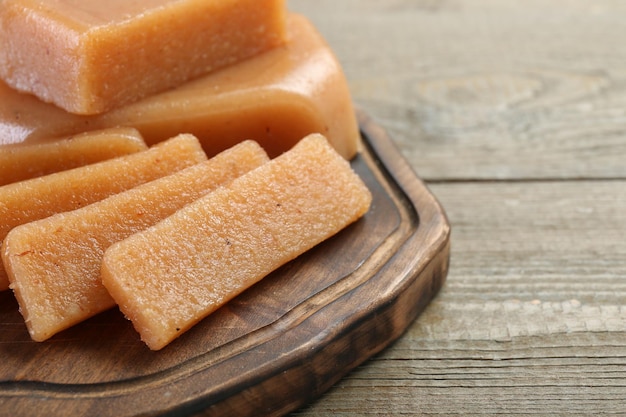 Pasta di quince dolce e gustosa su un tavolo di legno in primo piano Spazio per il testo