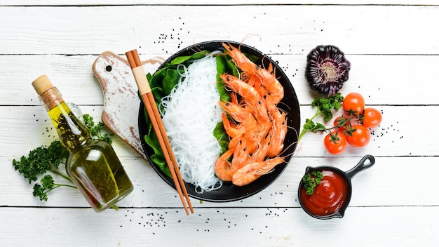 Pasta di riso con gamberi e spinaci Cucina tradizionale asiatica Vista dall'alto Spazio libero per il testo