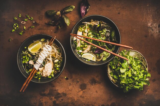 Pasta di riso tradizionale asiatica vietnamita e zuppa di pollo Pho Ga