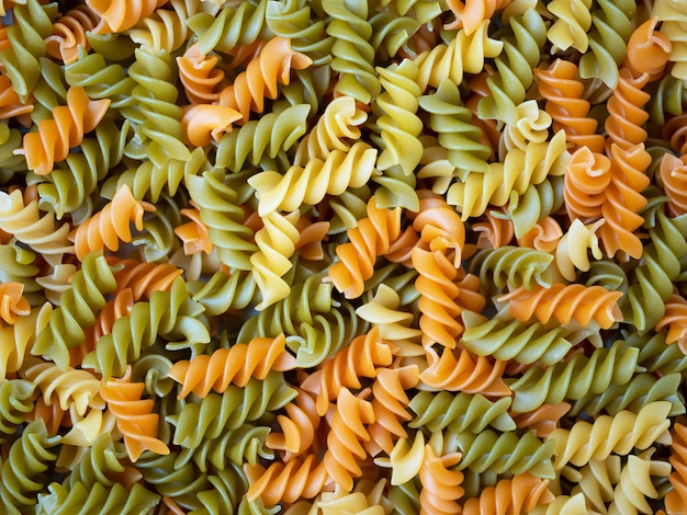 Pasta Di Rotini Tre Colori. Sfondo di pasta fusilli tricolore