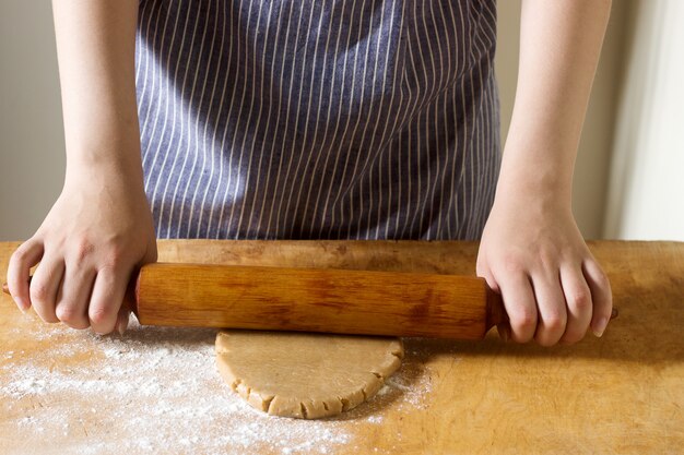 Pasta di rotolamento donna per pan di zenzero.