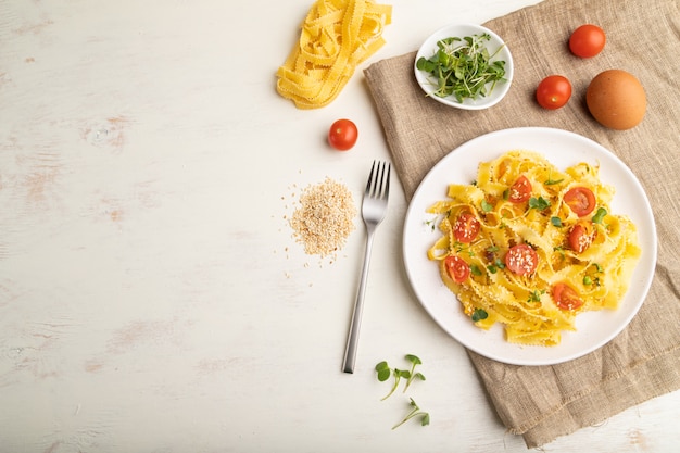 Pasta di semola Reginelle con pomodoro, uova e germogli di microgreen