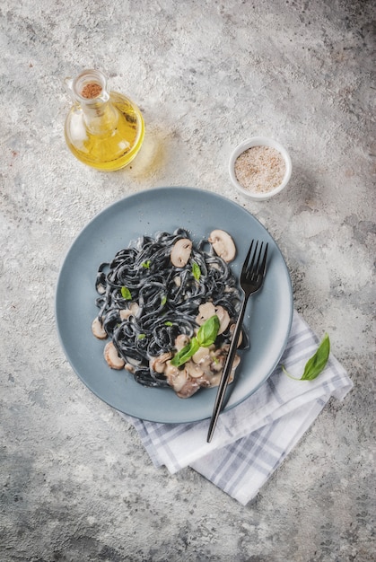 Pasta di spaghetti al nero di seppia con funghi